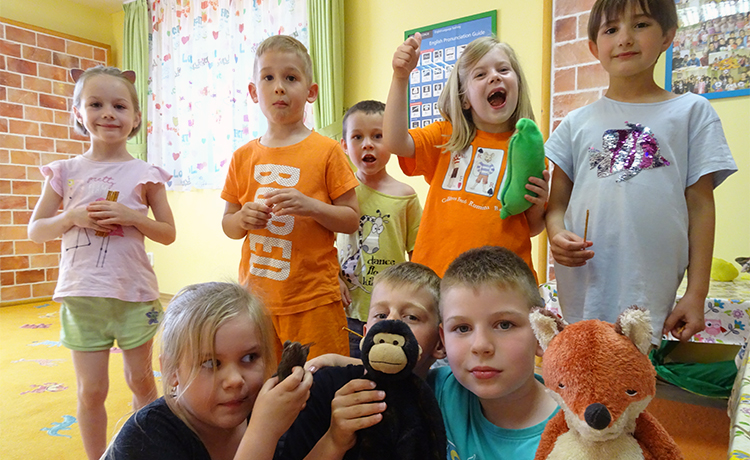 Vegyes korosztályú ovis gyerekek, akik sok ének, mondóka, körjáték és játék segítségével ismerkednek az angol nyelvvel.